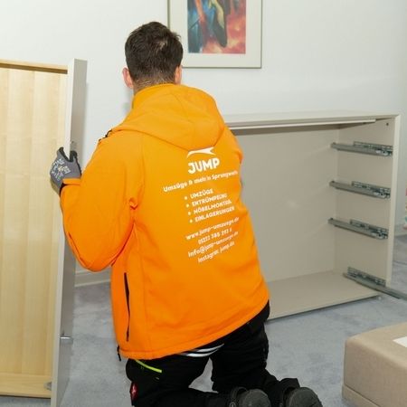 Mitarbeiter von Jump baut ein Möbelstück auf